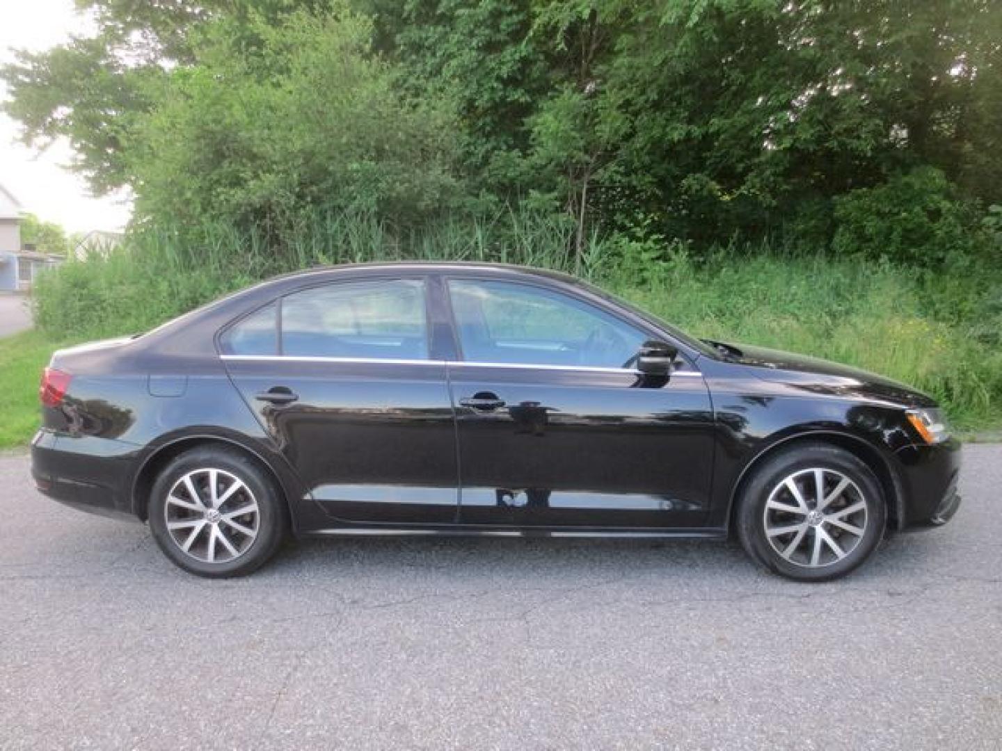 2017 Volkswagen Jetta SE (3VWB67AJ3HM) with an 1.4L L4 DOHC 20V engine, 5-speed manual transmission, located at 270 US Route 6, Mahopac, NY, 10541, (845) 621-0895, 41.349022, -73.755280 - Photo#9